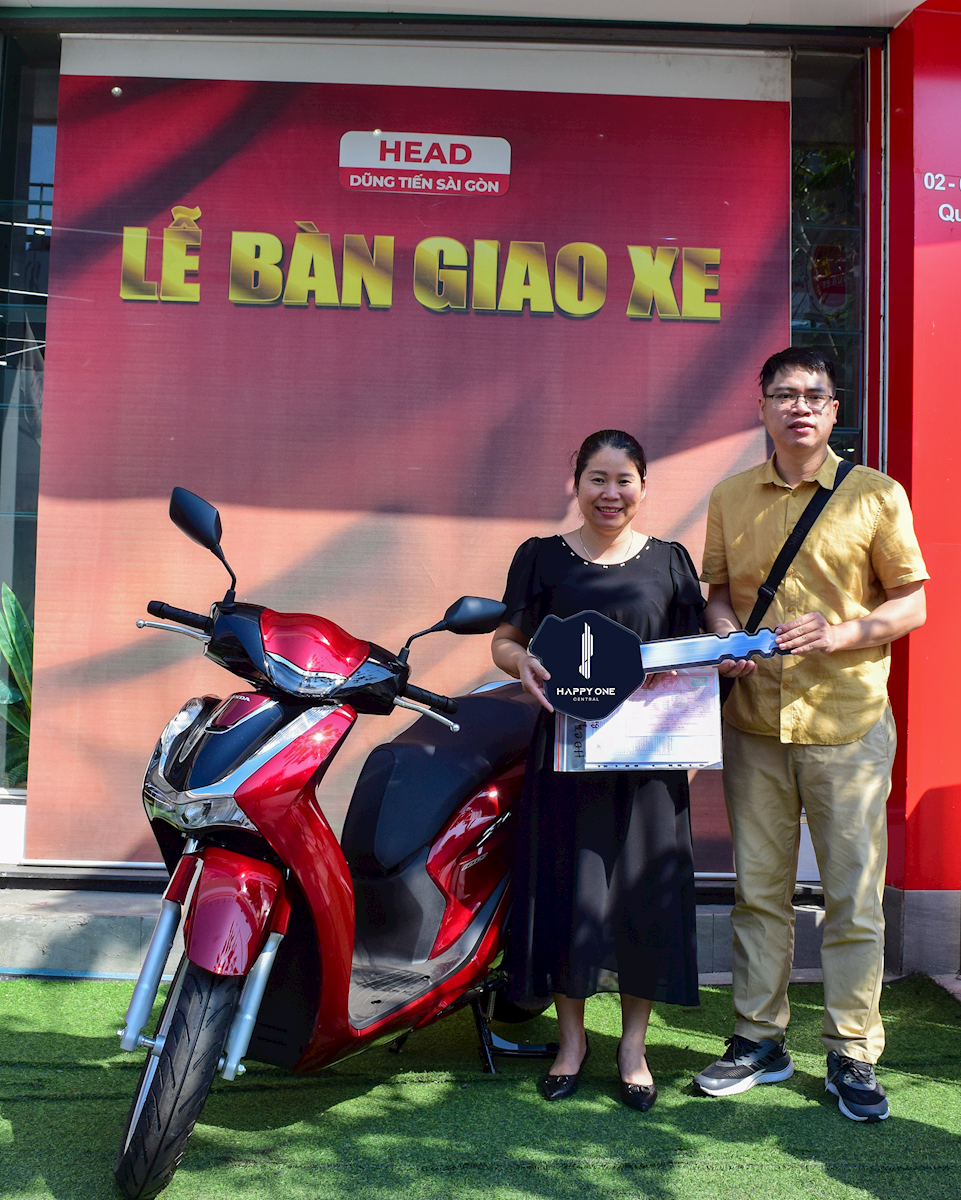 Đại diện chủ đầu tư bàn giao Giải Nhất - Xe Honda SH 160i dành cho khách hàng Phí Thị Thanh Mai